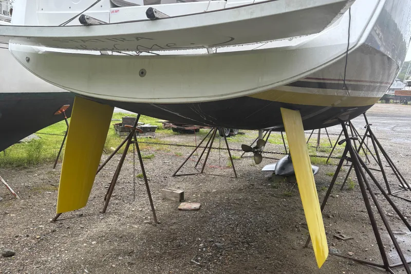 Statira Yacht Photos Pics 2017 Jeanneau Sun Odyssey 389 sailboat on stands, showing yellow keels and propeller.