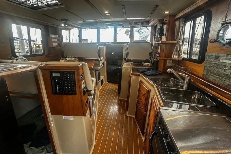 Mi Callao Yacht Photos Pics Interior of 2015 Ranger Tugs R-31 S, featuring wood accents and modern amenities.