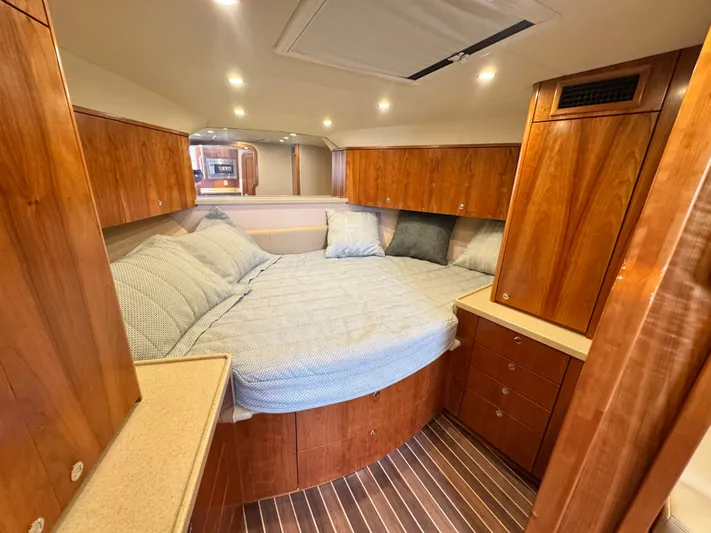 Wendy Ann Yacht Photos Pics 2021 Albemarle 41 Express cabin with wood cabinetry and cozy bedding.