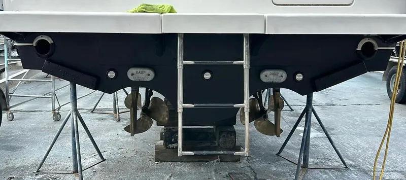  Yacht Photos Pics 2005 Tiara Yachts 3200 Open stern view with propellers and ladder.