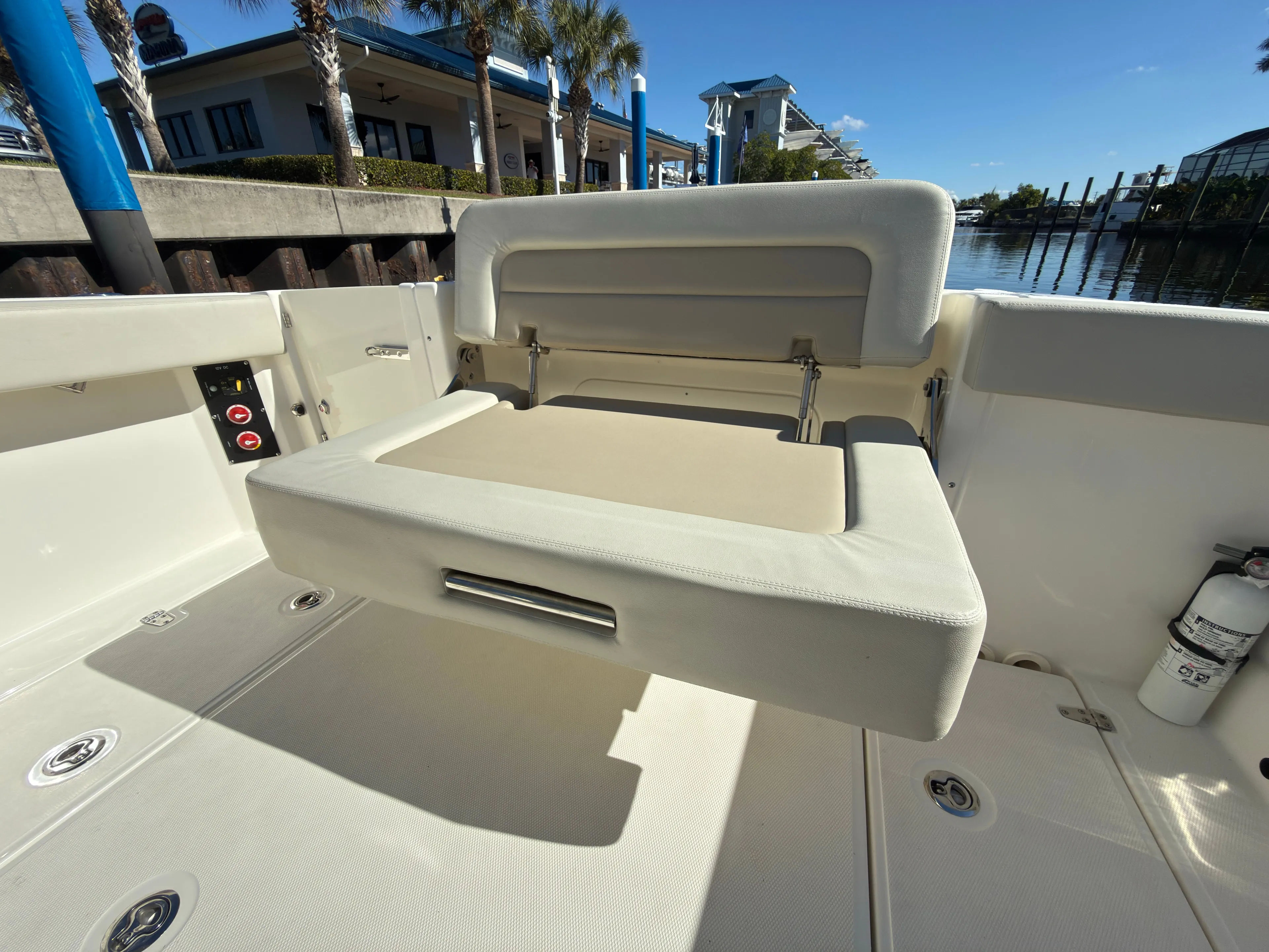  Yacht Photos Pics Boston Whaler 280 Vantage 2023, seating area on a boat.