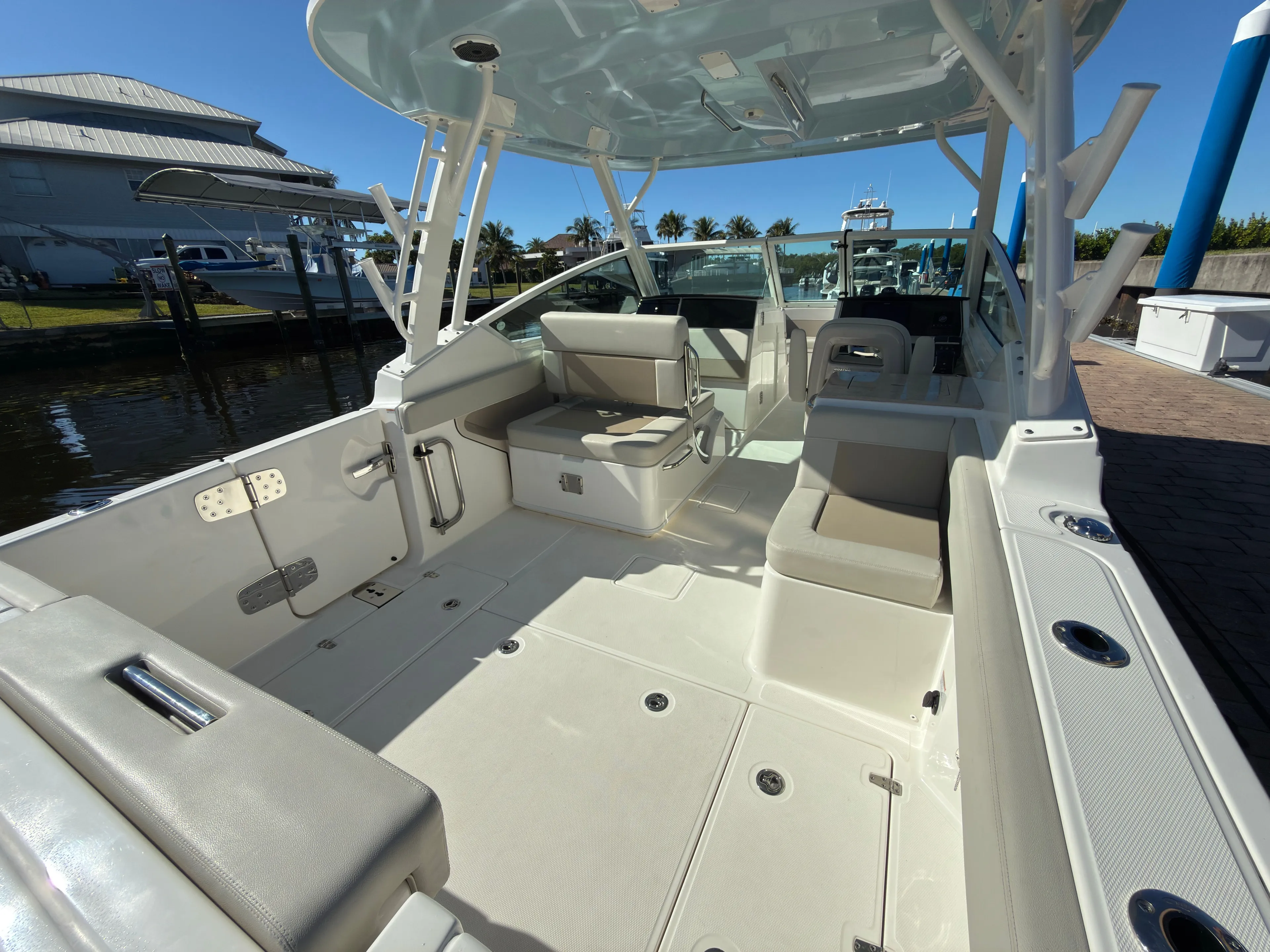  Yacht Photos Pics Interior view of 2023 Boston Whaler 280 Vantage yacht.
