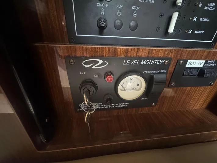  Yacht Photos Pics 2013 REGAL 35 SPORT COUPE - Image 13