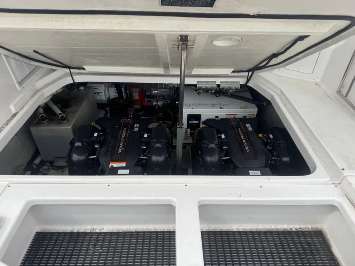  Yacht Photos Pics 2013 REGAL 35 SPORT COUPE - Image 15