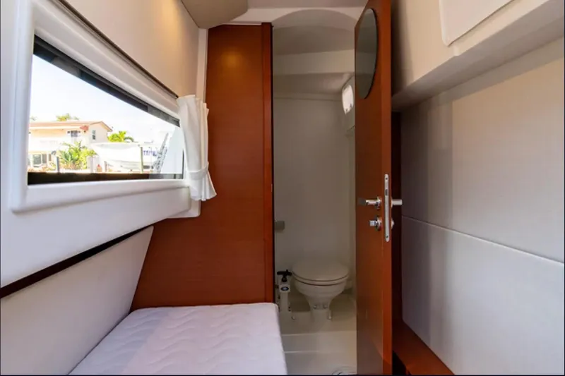 Top Nach Yacht Photos Pics Interior of 2017 Prestige 500S yacht cabin with bed and bathroom.
