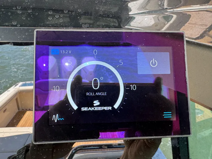 Sea Dragon Yacht Photos Pics Display screen on 2023 Chris-Craft Calypso 35 showing Seakeeper roll angle at zero degrees.