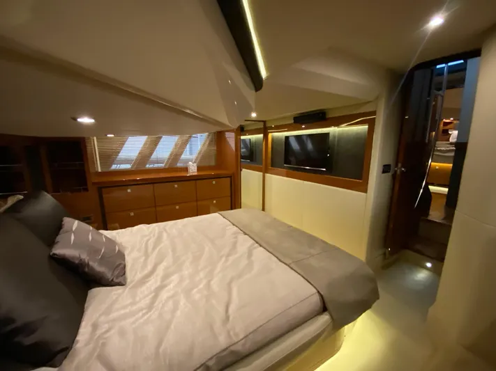 Yonder Star Yacht Photos Pics Luxurious bedroom interior of 2016 Sea Ray 510 Fly yacht with modern design.