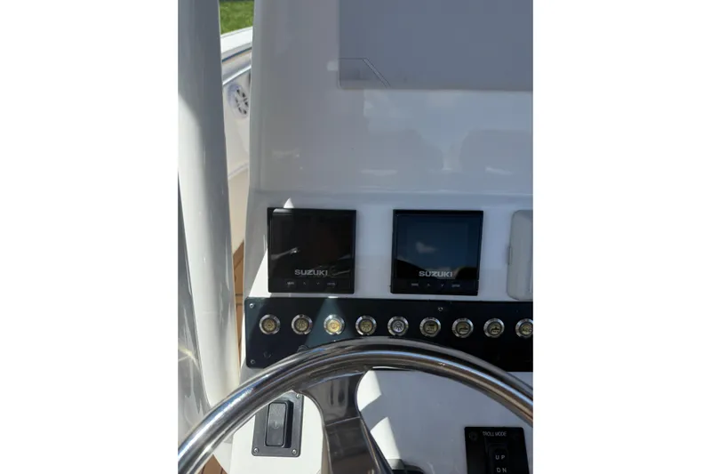 Yacht Photos Pics 2019 Cape Horn 27XS boat dashboard with Suzuki displays and controls.