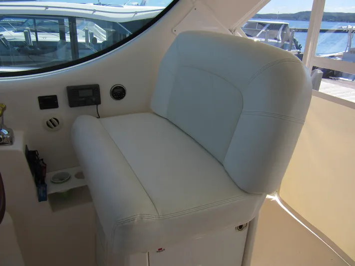 Baci Yacht Photos Pics 2006 Tiara Yachts 4300 Sovran interior with white cushioned seating.