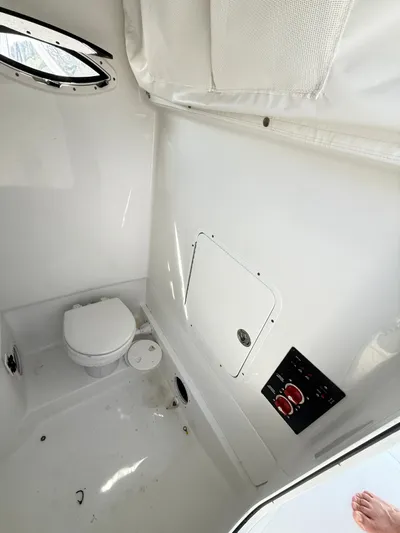  Yacht Photos Pics 2018 Sea Hunt Gamefish 30 boat interior with toilet and control panel.