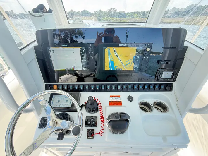  Yacht Photos Pics 2018 Sea Hunt Gamefish 30 dashboard with navigation screens and controls.
