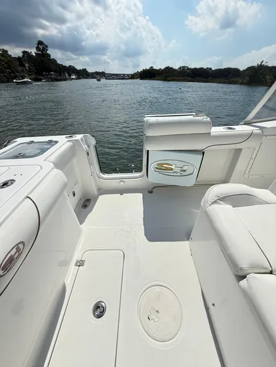  Yacht Photos Pics 2018 Sea Hunt Gamefish 30 boat interior with forward seating, overlooking a scenic waterway.