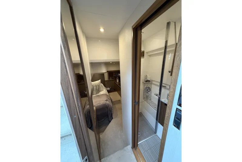  Yacht Photos Pics Interior of 2018 Sea Ray Sundancer 460 yacht, featuring a cozy cabin and modern bathroom.