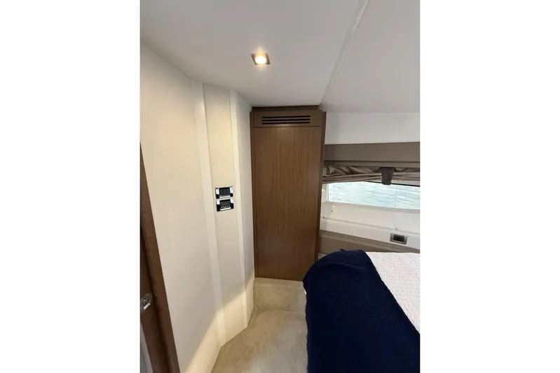 Yacht Photos Pics Interior of 2018 Sea Ray Sundancer 460 yacht, featuring modern design and wood accents.