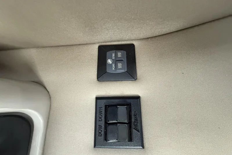  Yacht Photos Pics Control panel of a 2018 Sea Ray Sundancer 460 boat, featuring port and starboard switches.