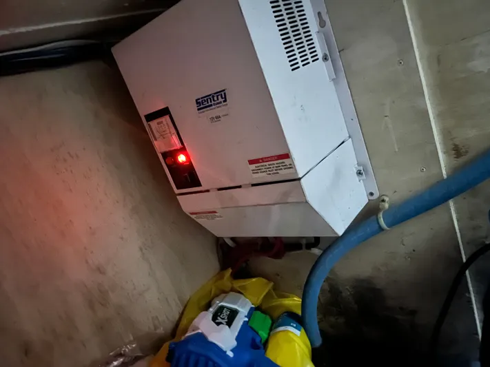 Series 60, Repainted Yacht Photos Pics Sentry charger in Ocean Yachts 48 Convertible, year 2000.