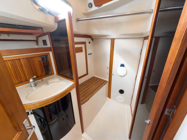 Ulrica Yacht Photos Pics 1997 Sabre 402 yacht bathroom with wooden accents and modern fixtures.