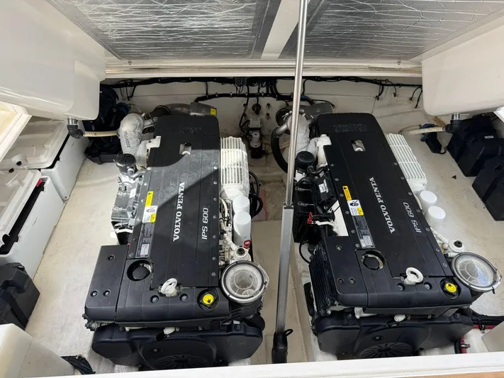  Yacht Photos Pics 2016 RIVIERA 43 FLY - Image 19