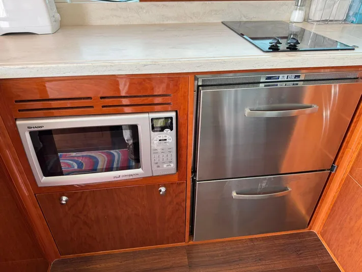  Yacht Photos Pics 2016 RIVIERA 43 FLY - Image 60