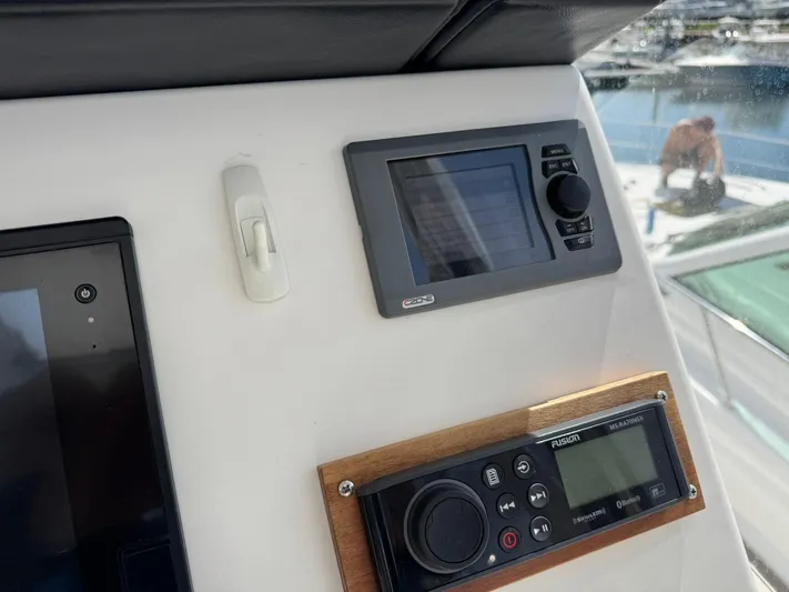  Yacht Photos Pics 2016 RIVIERA 43 FLY - Image 27