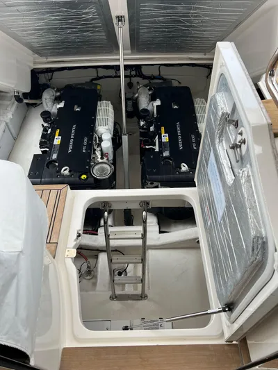  Yacht Photos Pics 2016 RIVIERA 43 FLY - Image 77