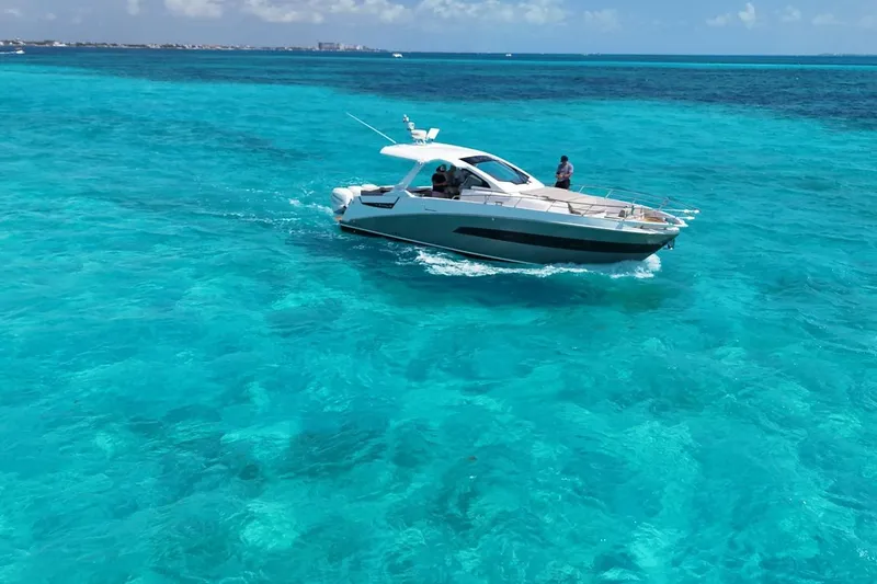 2017 Azimut Verve 40 @ Cancun Yacht Photos Pics Azimut Verve 40 yacht cruising in clear turquoise waters, 2017 model.