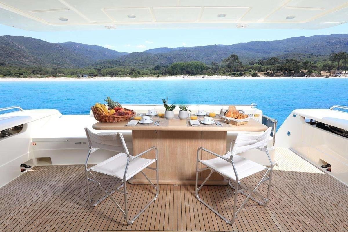 2005 Ferretti Yachts 73 