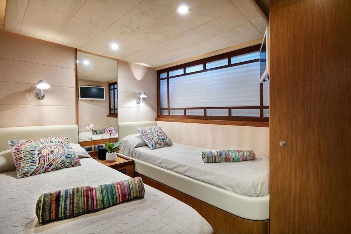 2005 Ferretti Yachts 73 