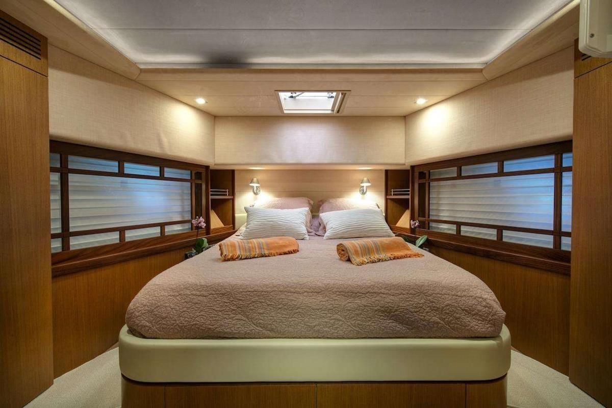 2005 Ferretti Yachts 73 