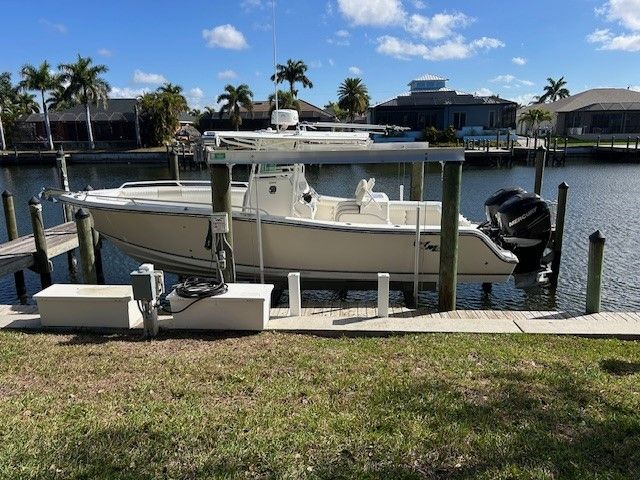 Mako 284 Center Console