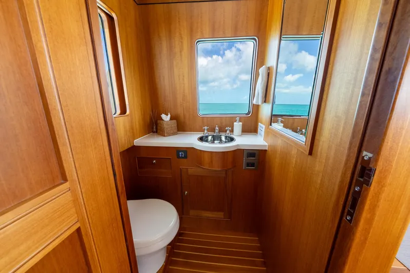 Beth Ann Yacht Photos Pics Sky Lounge Day Head