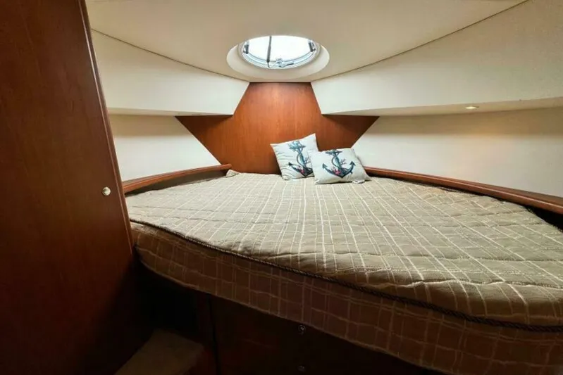  Yacht Photos Pics 2004 Silverton 35 Motor Yacht bedroom with cozy bed and nautical-themed pillows.