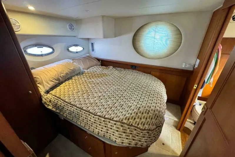  Yacht Photos Pics 2004 Silverton 35 Motor Yacht bedroom with cozy bed and porthole windows.