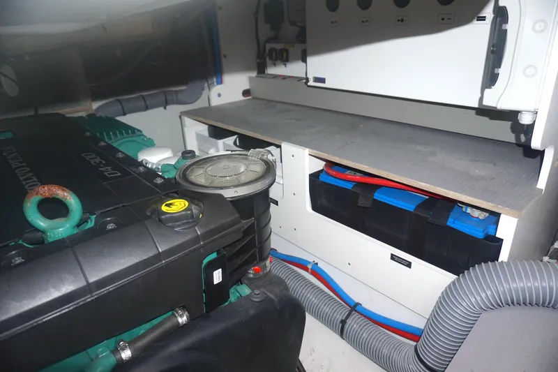 War Downs Eagle Yacht Photos Pics 2022 Beneteau Grand Turismo 41 War Downs Eagle Batteries