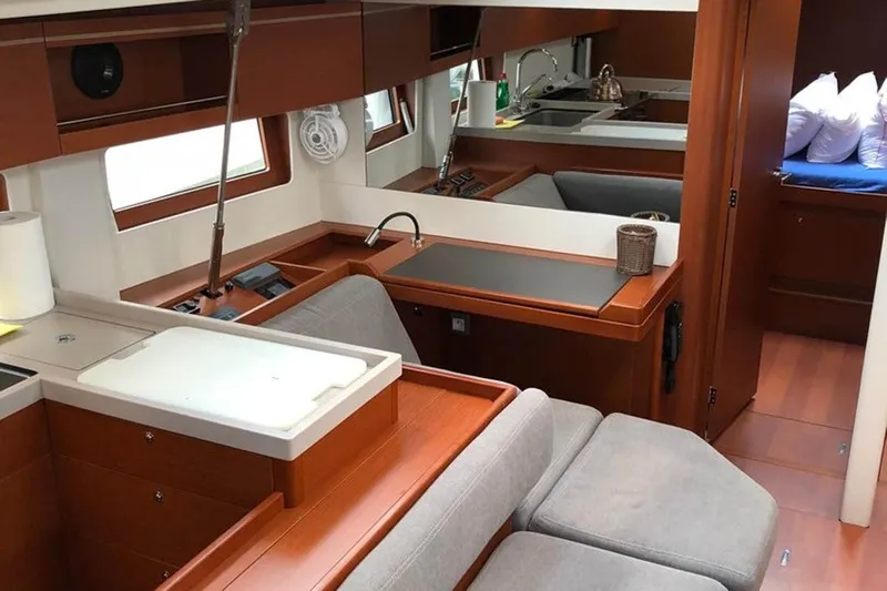 Christina Yacht Photos Pics Christina - Saloon View (2)