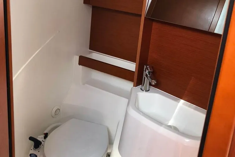 Christina Yacht Photos Pics Christina - Head View (1)