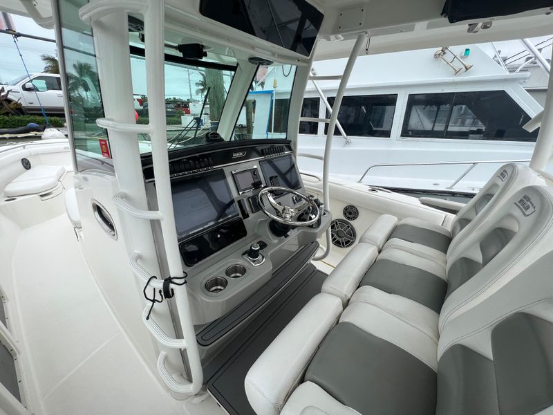 2015 Boston Whaler 350 Outrage