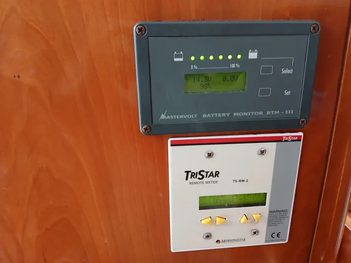 Osina Yacht Photos Pics Battery monitors on Privilege 37 yacht, 2000 model, displaying charge levels and settings.
