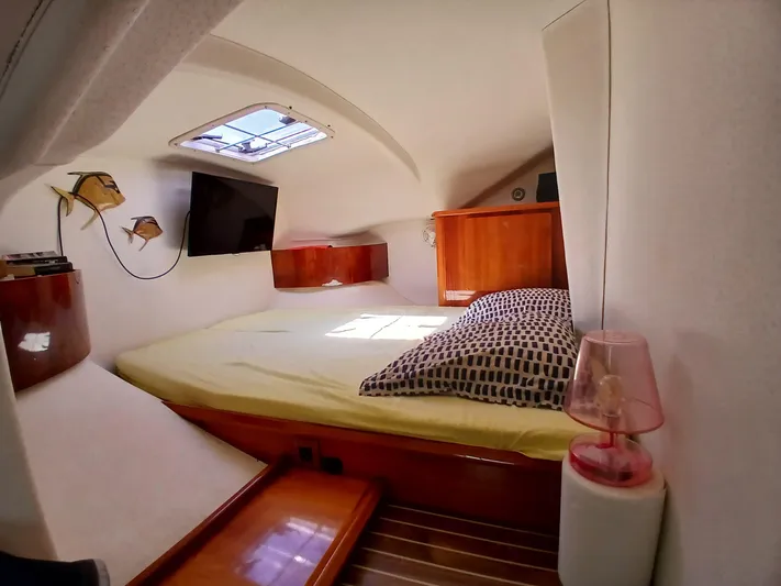 Osina Yacht Photos Pics Cozy cabin interior of 2000 Privilege 37 yacht with bed and TV.