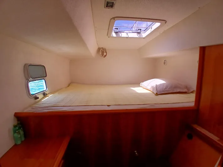 Osina Yacht Photos Pics Cozy cabin interior of 2000 Privilege 37 yacht with bed and porthole.