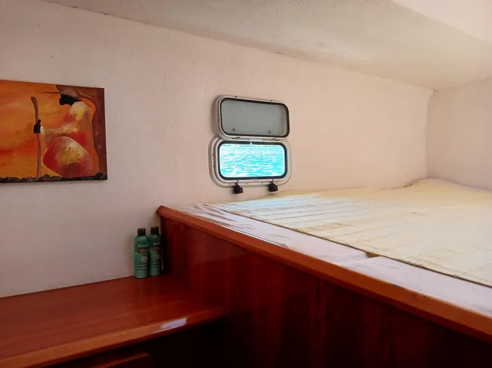 Osina Yacht Photos Pics Cozy cabin interior of 2000 Privilege 37 yacht with bed, window, and artwork.