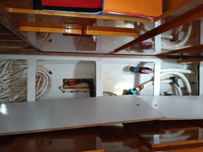 Osina Yacht Photos Pics Interior view of a 2000 Privilege 37 yacht, showcasing storage compartments and ropes.