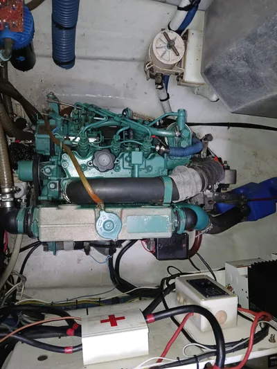 Osina Yacht Photos Pics Engine compartment of a 2000 Privilege 37 yacht, showcasing mechanical components and wiring.