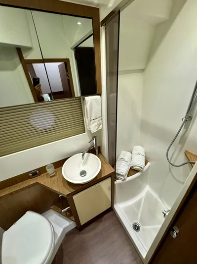 Magic Carpet Yacht Photos Pics Master SR head