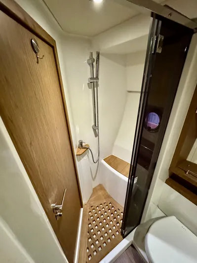 Magic Carpet Yacht Photos Pics VIP shower