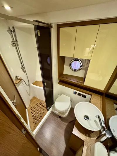 Magic Carpet Yacht Photos Pics VIP head