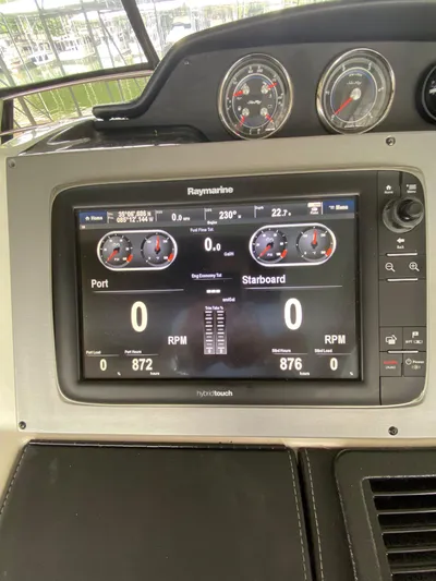 Yonder Star Yacht Photos Pics Control panel of a 2016 Sea Ray 510 Fly boat with Raymarine display.