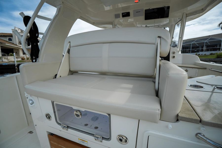 2021 Boston Whaler 350 Realm