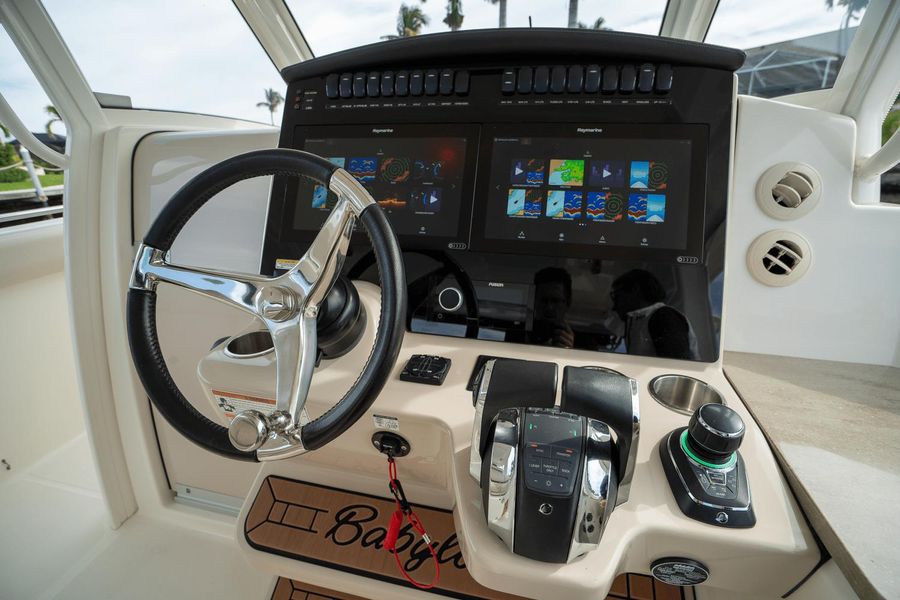 2021 Boston Whaler 350 Realm