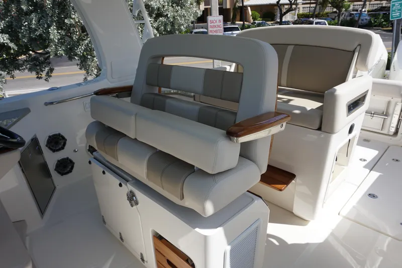 Bwce0015f324 Yacht Photos Pics 2024 Boston Whaler 350 Realm boat interior seating area.
